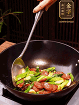 油熱下香腸炒至兩面微焦，下姜蒜、干辣椒、小米椒碎爆香