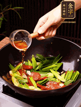 下蒜苗炒軟，沿鍋邊烹入一勺料酒，加醬油、蠔油、白糖調(diào)味炒勻