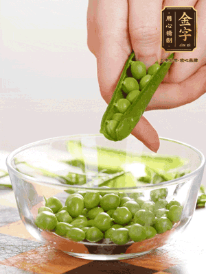 處理食材，藕切片，豌豆剝殼，菱角剝殼， 依次焯水