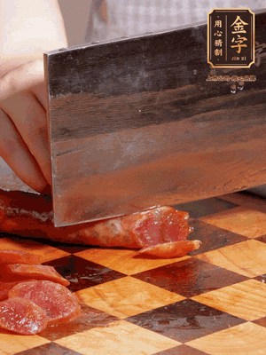 金字香腸煮熟，切片