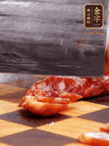 處理食材：香腸切片，土豆切塊、胡蘿卜切丁、豆角切段