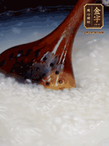 大米淘洗干凈，水開放入大米，煮3分鐘，煮到用手可以掐斷大米，撈出瀝干備用