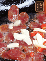 香腸煸香，加大蒜、小米辣增加香味