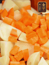 加土豆、胡蘿卜翻炒，隨后加入豆角、1勺鹽、1勺生抽、1勺蠔油、半勺老抽煸炒均勻