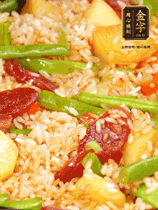 轉(zhuǎn)小火蓋上蓋子燜至水分收干，大概10分鐘