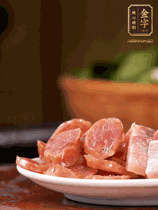 金字咸肉、金字香腸煮熟。咸肉切條、香腸切片備用。