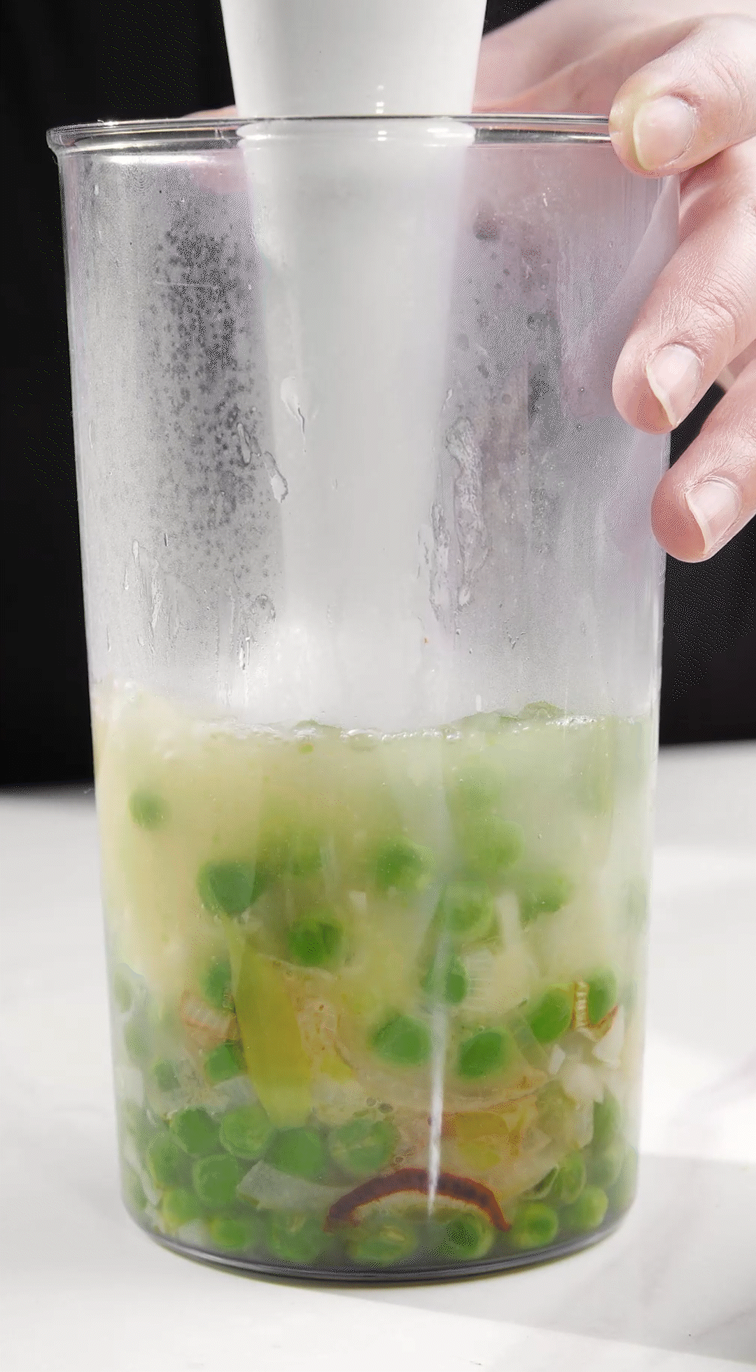 炒好的蔬菜+高湯或熱水，倒入破壁機(jī)攪打細(xì)膩絲滑即可。