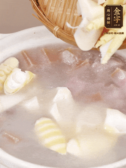 小火燉20分鐘后，放入春筍燉15分鐘