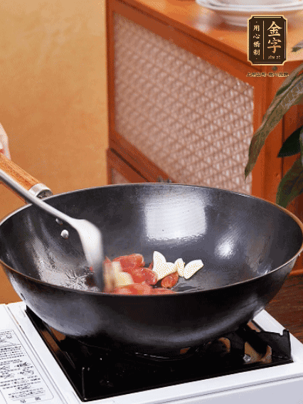 熱油，香腸微微煸出香味，加蒜片、小米辣