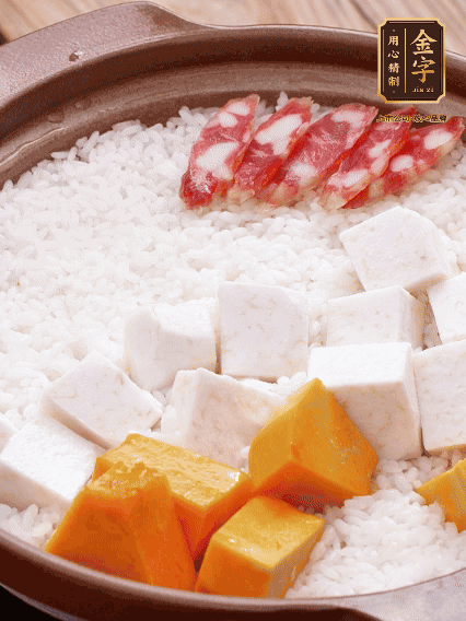 砂鍋涂油，放入泡好的大米。鋪上芋頭、南瓜，倒入開水剛好沒過，中火煮到水收干