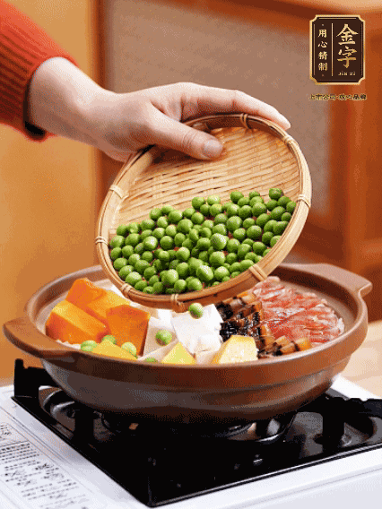 再鋪上臘腸、醬油肉、豌豆，小火煲6分鐘