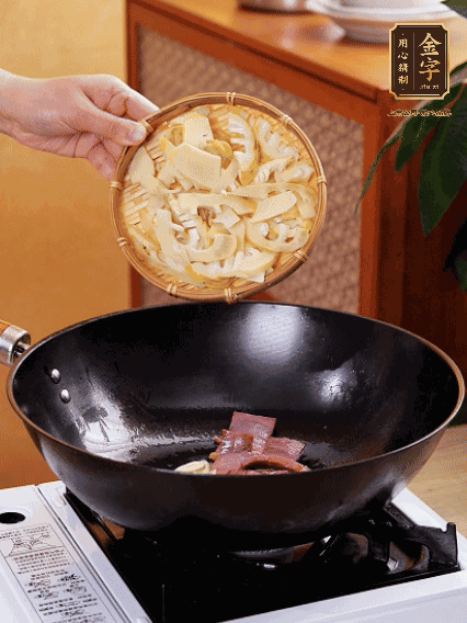 油熱，下蒜末、火腿煸炒出香味，再下筍片微微翻炒