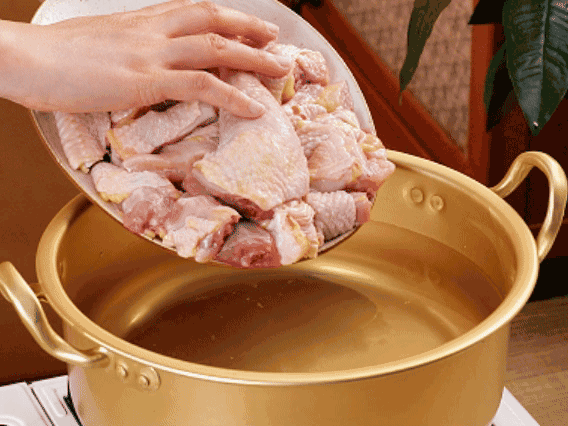 雞肉冷水下鍋，加蔥姜焯水
