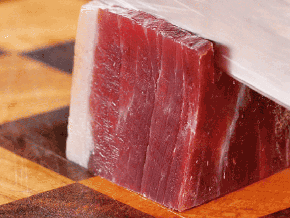 金字火腿去皮切片，溫水浸泡5分鐘