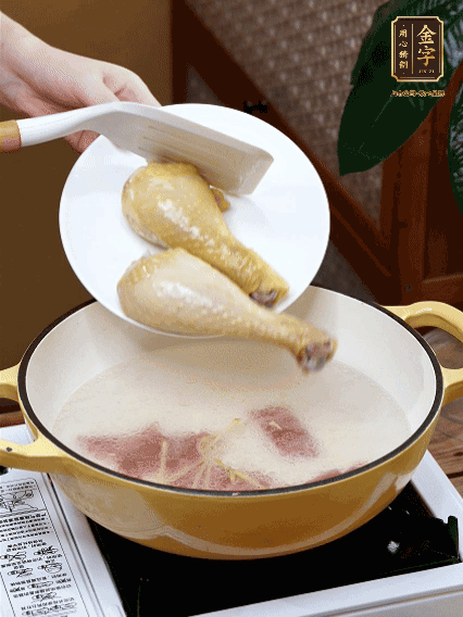 倒清水，放雞腿，大火煮開轉中小火煮20分鐘