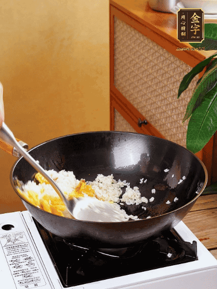 3個雞蛋攪成蛋液，下鍋煎至5成熟