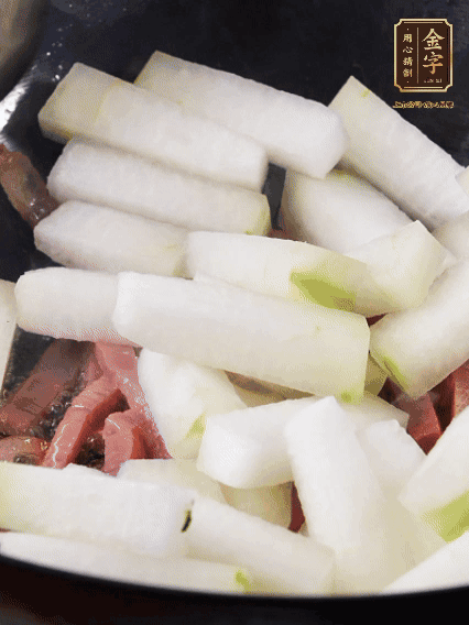 再下冬瓜微微煸炒，加一小碗水，中小火煨5分鐘