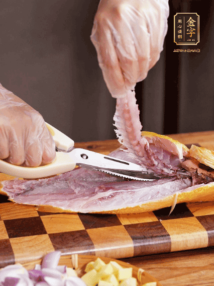 黃魚處理干凈，對(duì)半片開去骨，泡入蔥姜水、料酒、鹽調(diào)成的料汁中浸泡15分鐘，擦干水分