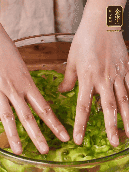 苦瓜去瓤切片，用鹽腌20分鐘，反復(fù)洗凈去苦味