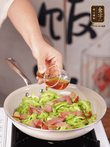 淋一圈料酒，少許糖調(diào)味