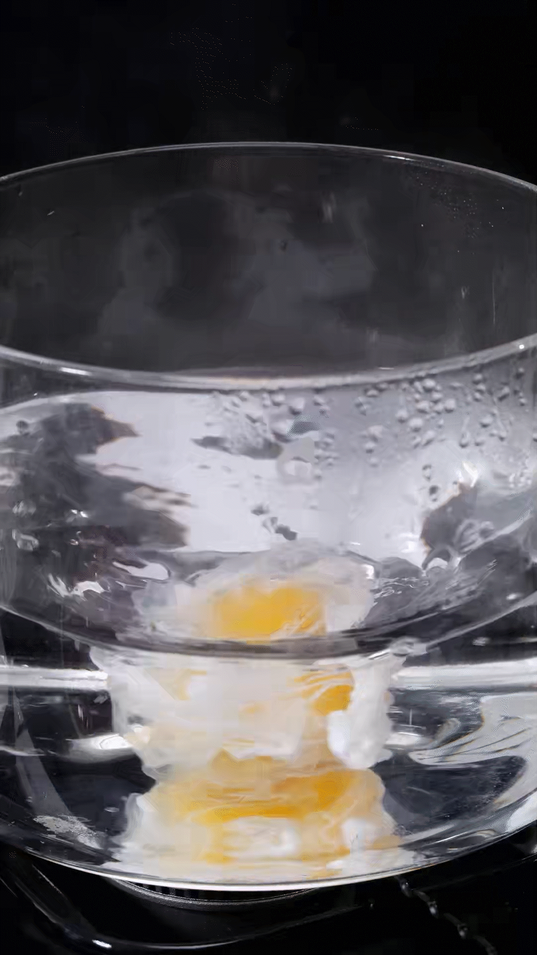 水開加入白醋和雞蛋，做成水波蛋
