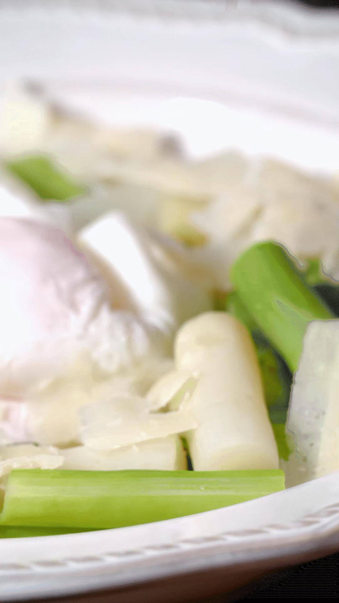 盤中放上蘆筍和雞蛋后，刨上適量干酪
