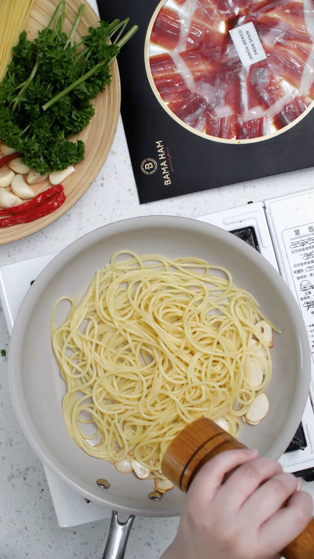 起鍋燒水，水開(kāi)加入1勺橄欖油和1勺鹽，煮開(kāi)后放入意面，水再次煮開(kāi)后轉(zhuǎn)中小火，5號(hào)面約8-10分鐘
