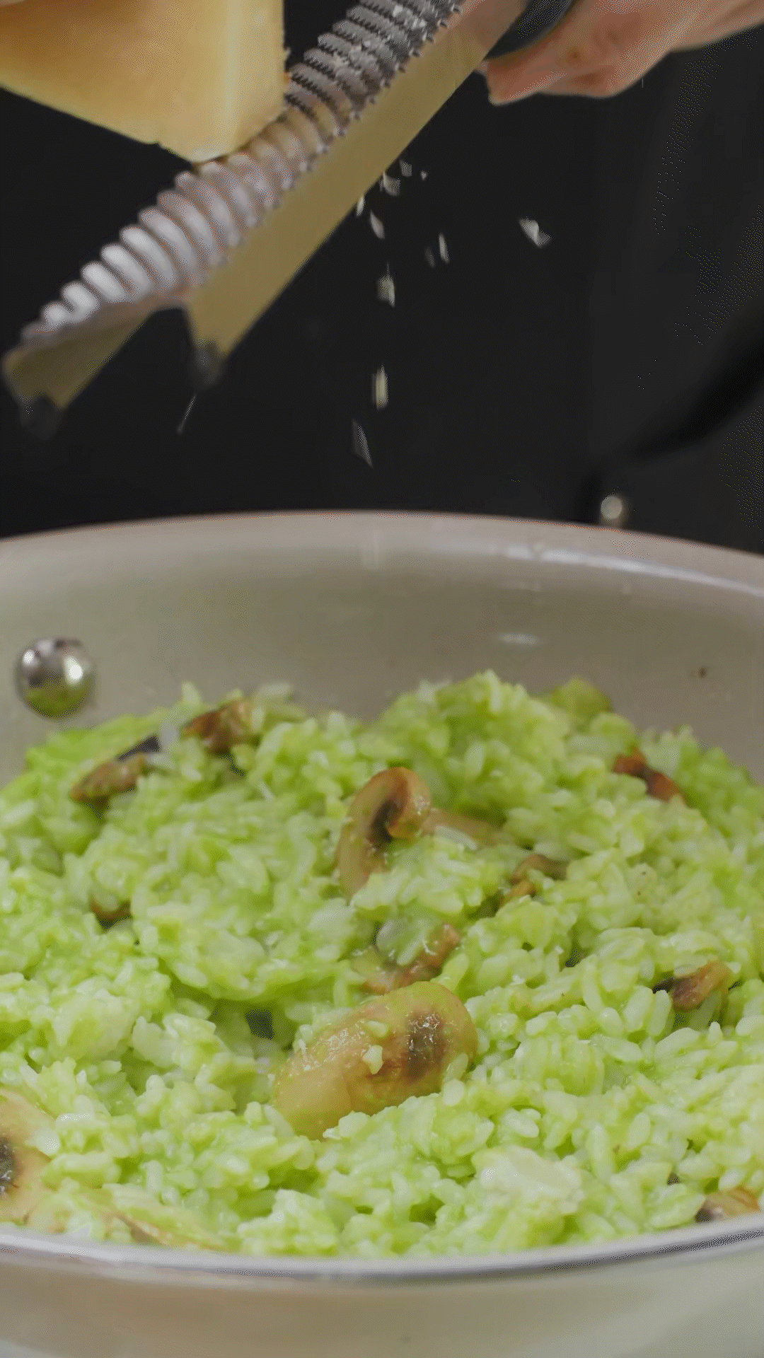 倒入豌豆泥、干酪、一塊黃油和黑胡椒海鹽調(diào)味
