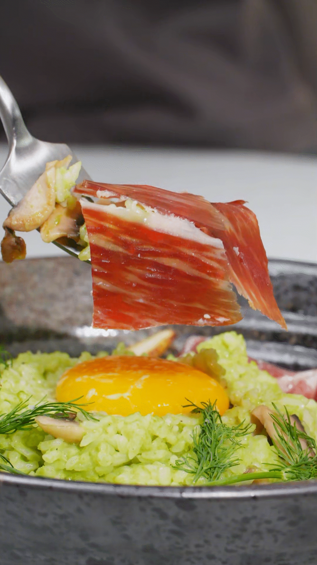 沿著碗邊依次放上：巴瑪火腿、玉米筍、蒔蘿