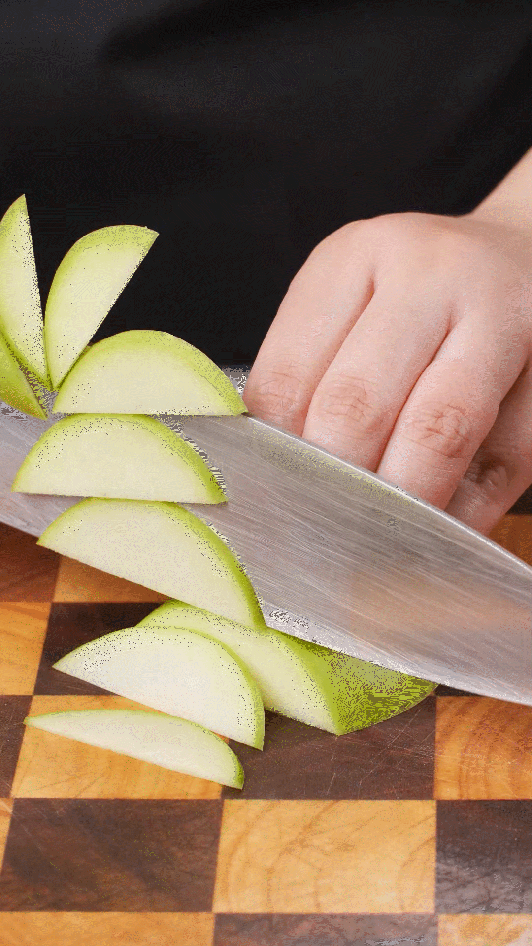 蘋(píng)果、梨子洗凈改刀
