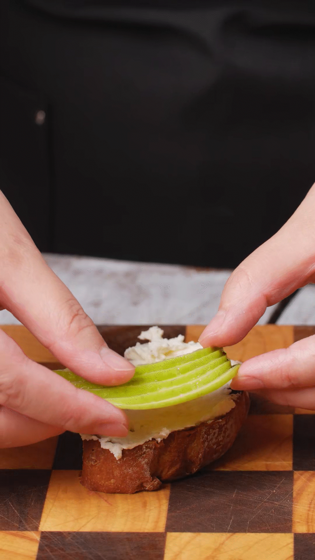 歐包抹上奶酪依次放上：蘋(píng)果、梨、藍(lán)莓
