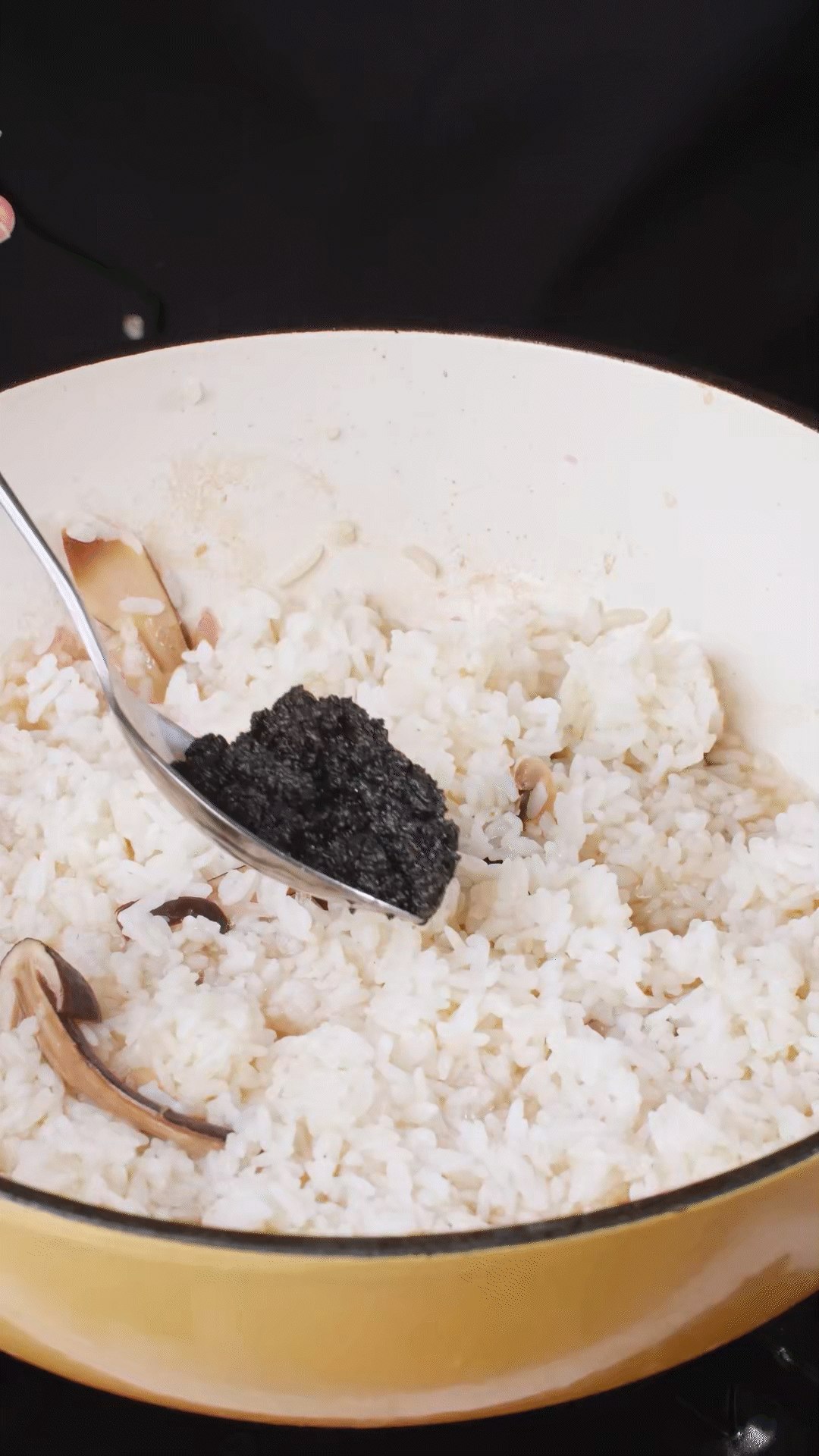 底油放入洋蔥爆香后加入黑皮雞樅菇、口蘑，用白葡萄酒增鮮
