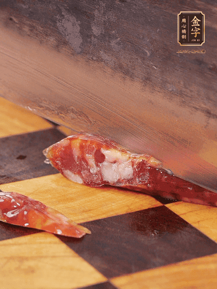 金字金華香腸切片，調制煲仔飯料汁：生抽2勺+蠔油1勺+1勺芝麻油+半勺糖