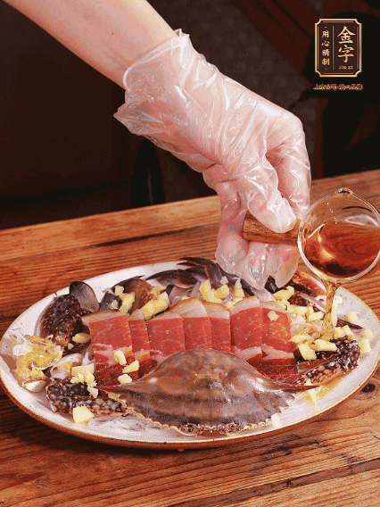 冷水上鍋蒸12分鐘（具體看蟹的大?。詈笕錾鲜[絲、澆上熱油即可