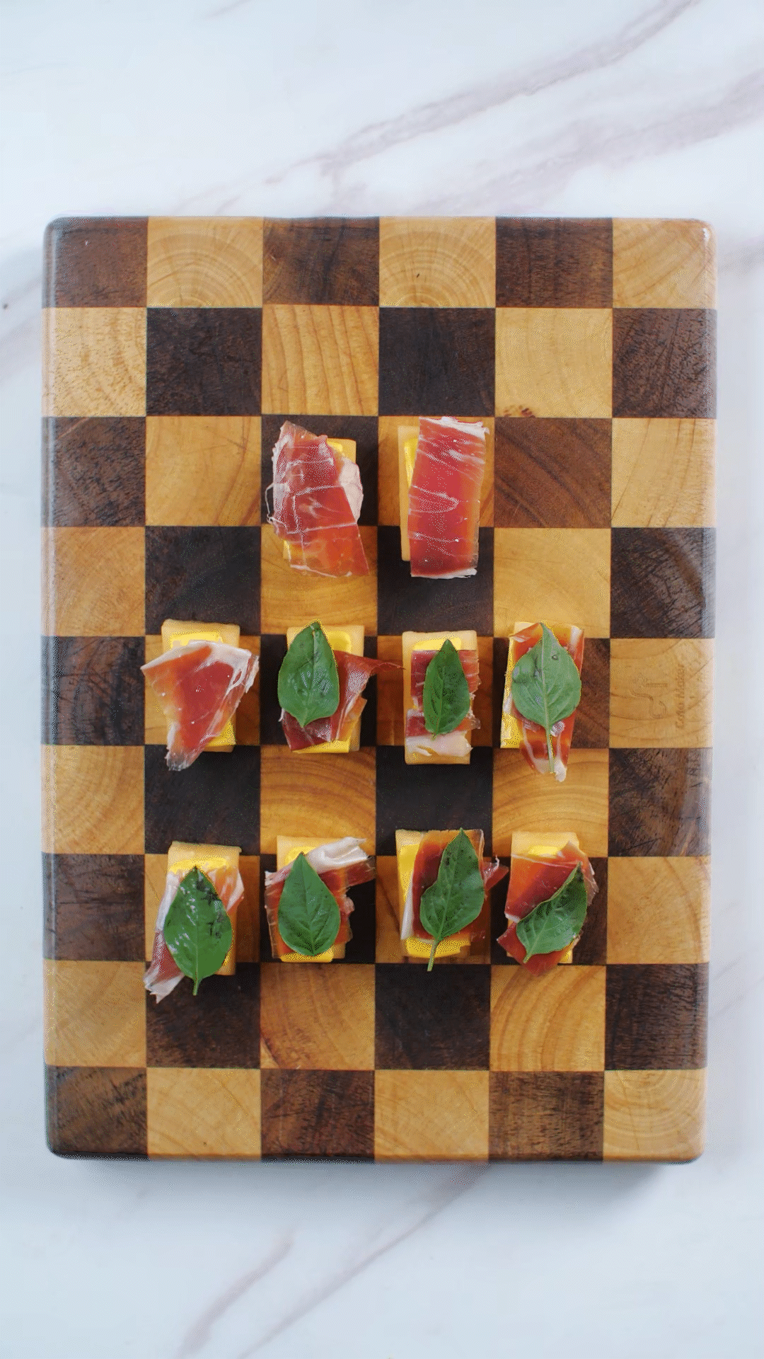 依次放上：奶酪、巴瑪火腿