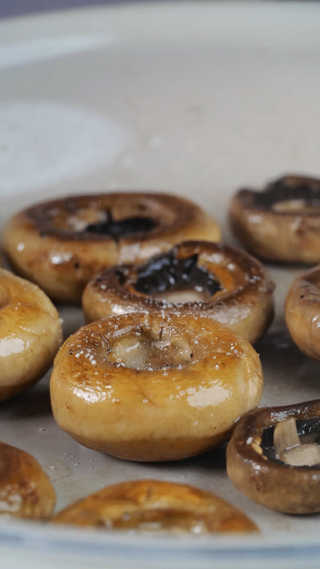 鍋內(nèi)放橄欖油，將口蘑煎至兩面微微焦黃，用黑胡椒海鹽調(diào)味