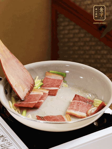 熱油下鍋，火腿、蔥姜蒜煸出香味備用