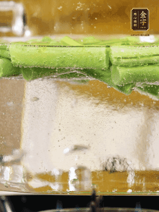 豆角切成段，加油焯水1分鐘