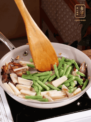 加少許生抽、蠔油、料酒、雞精調(diào)味，少許清水燜2分鐘，炒至豆角皺皮即可