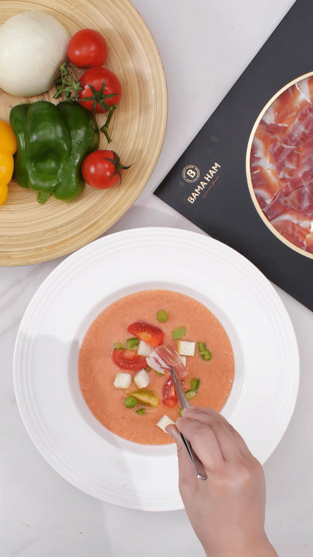 擺盤時，加入青豆，面包丁，黃瓜丁，烤面包丁，番茄丁