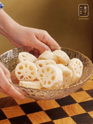 蓮藕洗凈削皮，切大塊，用鹽、糖腌制30分鐘。