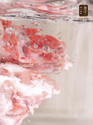 豬骨冷水下鍋，加蔥姜、料酒焯水4分鐘。