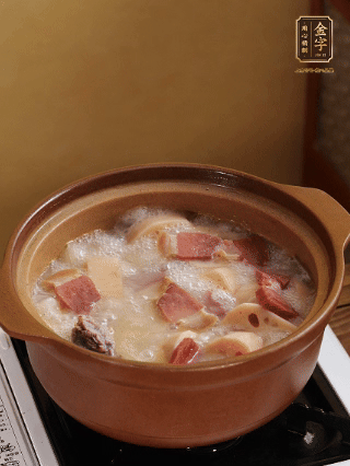 豬油潤鍋，豬骨、姜片煸出油脂香，再依次下開水、蓮藕、火腿，大火燒開