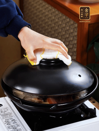 大火燒開，大火煮10~15分鐘。放入切好的豆腐，再煮5分鐘