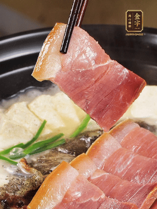 加入一丟丟鹽，撒點(diǎn)胡椒粉，蔥段點(diǎn)綴