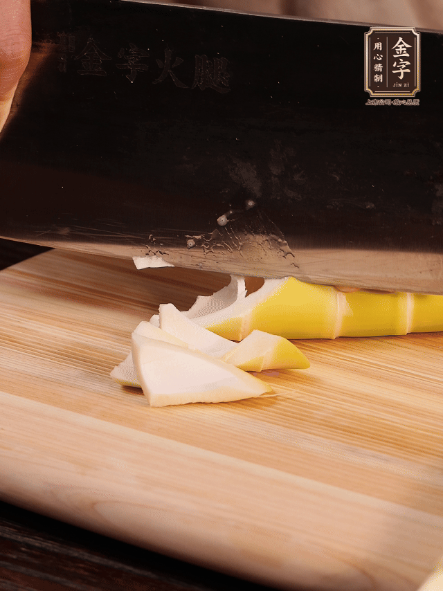 春筍去筍衣切滾刀塊；萵筍去皮切滾刀塊；春筍、百葉結(jié)焯水2分鐘。