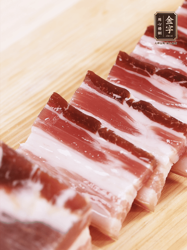 金字淡咸肉切厚片；金字淡咸肉、仔排加蔥姜、料酒焯水3分鐘，溫水洗凈。