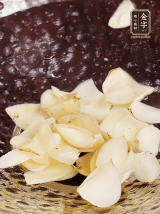 大蒜、生姜、紅蔥頭處理成粒。青辣椒切碎