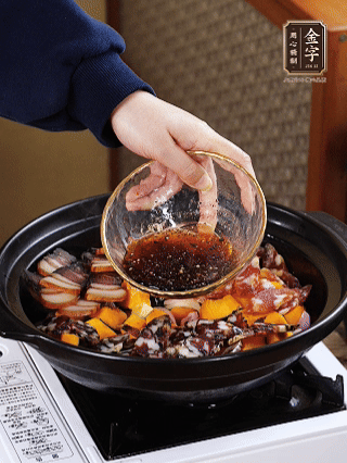 姜、蒜、蔥頭粒煎香，倒入南瓜，煎至兩面焦香