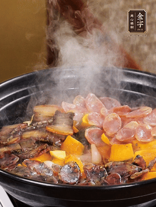 關(guān)火鋪上土香腸、梅干菜香腸、醬肉，加生抽、清水、黑胡椒粉調(diào)成的料汁，中火焗5分鐘